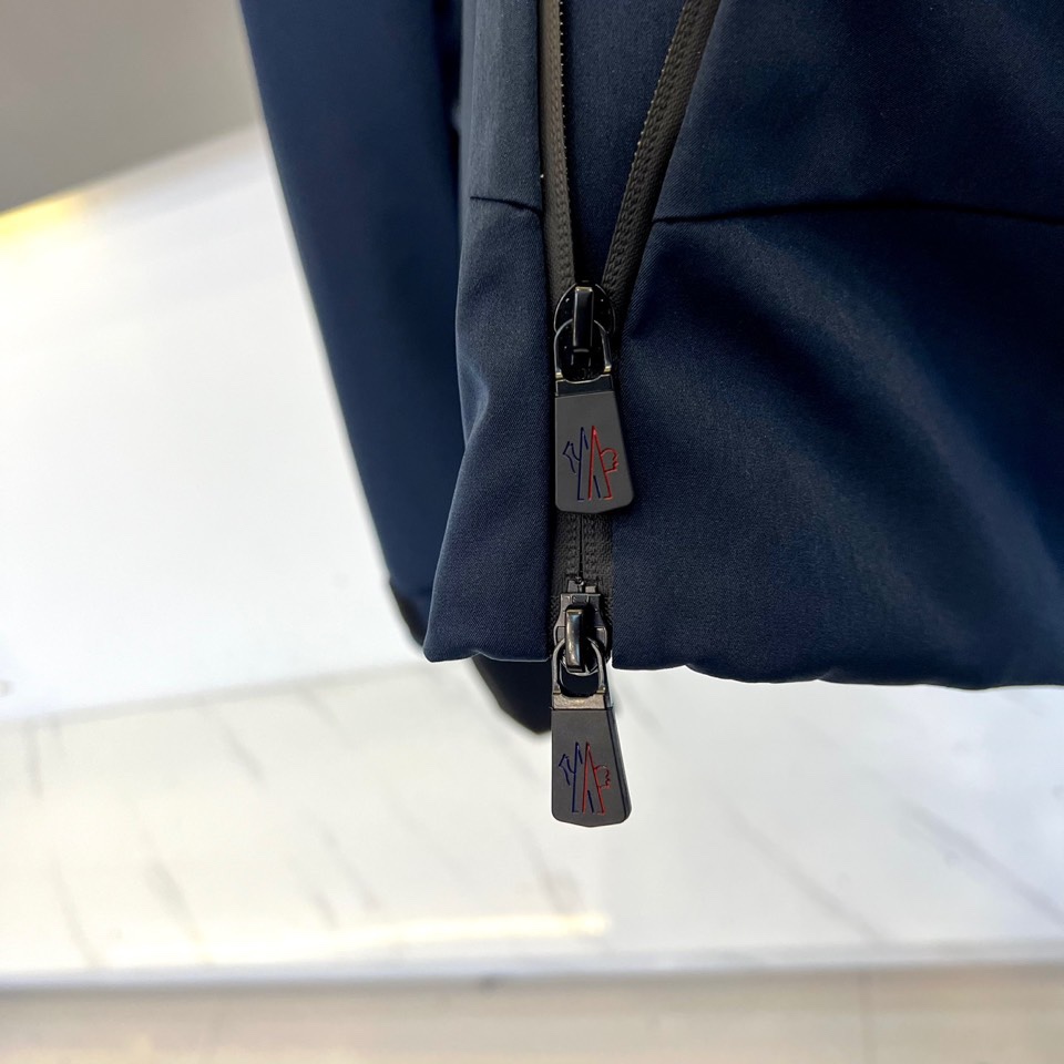 Mon蒙口（鹅绒）、2025秋冬新品 | MONCLER滑雪探索系列登山户外羽绒夹克。深蓝色连帽设计搭配