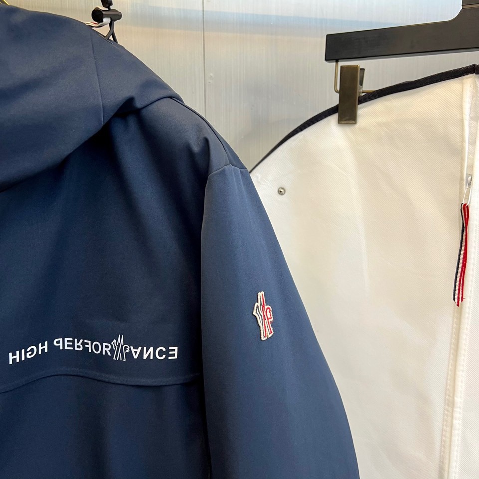 Mon蒙口（鹅绒）、2025秋冬新品 | MONCLER滑雪探索系列登山户外羽绒夹克。深蓝色连帽设计搭配