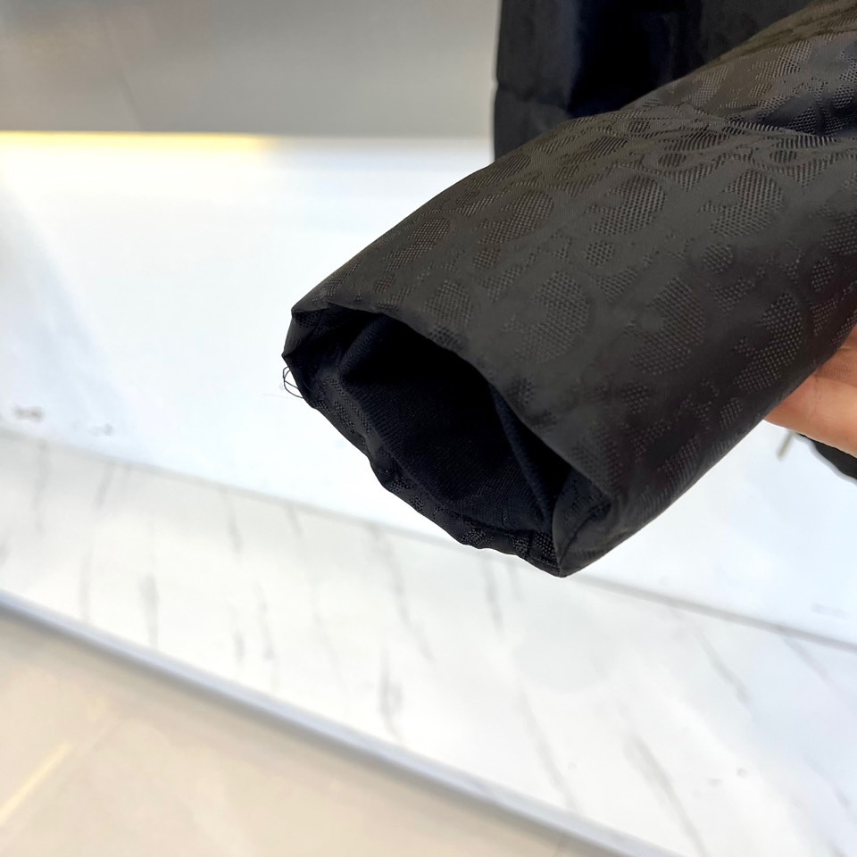 Dio迪奥（白鹅绒）、2025秋冬新品 DIOR羽绒服。浅蓝色短款设计搭配立领结构，通过精密拉链系统实现