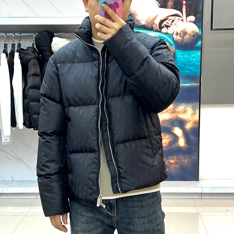 Dio迪奥（白鹅绒）、2025秋冬新品 DIOR羽绒服。浅蓝色短款设计搭配立领结构，通过精密拉链系统实现