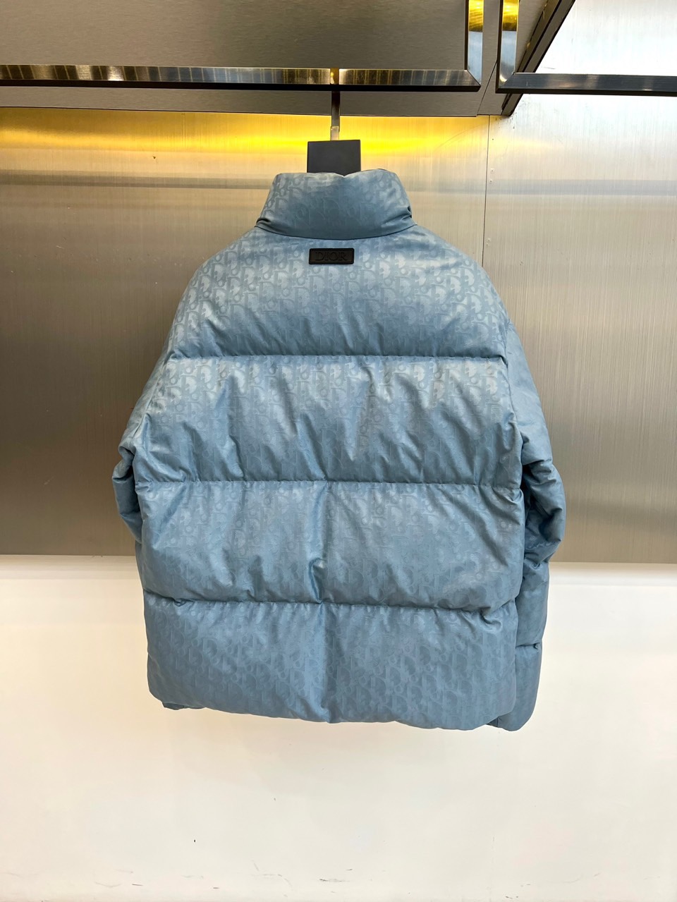 Dio迪奥（白鹅绒）、2025秋冬新品 DIOR羽绒服。浅蓝色短款设计搭配立领结构，通过精密拉链系统实现