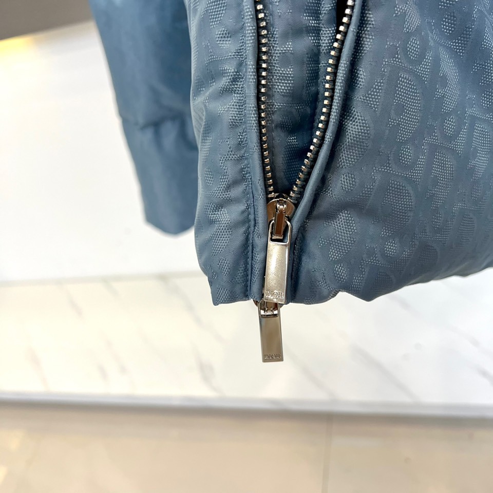 Dio迪奥（白鹅绒）、2025秋冬新品 DIOR羽绒服。浅蓝色短款设计搭配立领结构，通过精密拉链系统实现