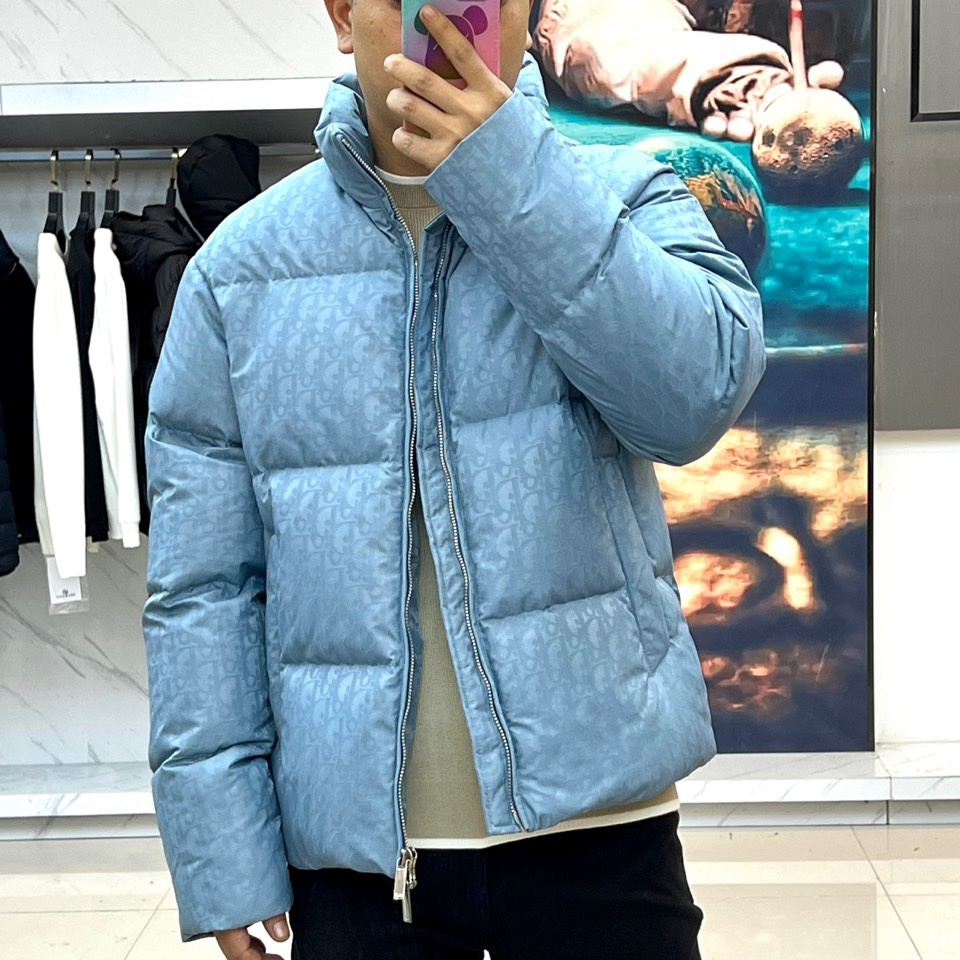 Dio迪奥（白鹅绒）、2025秋冬新品 DIOR羽绒服。浅蓝色短款设计搭配立领结构，通过精密拉链系统实现