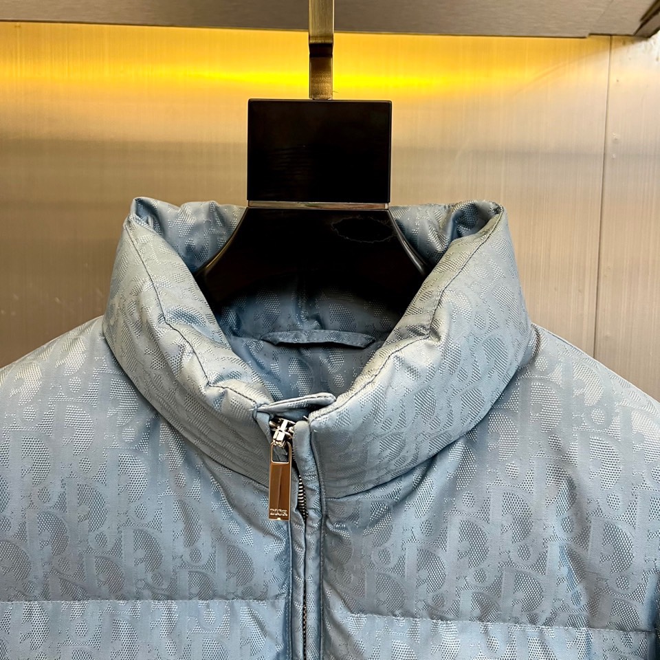 Dio迪奥（白鹅绒）、2025秋冬新品 DIOR羽绒服。浅蓝色短款设计搭配立领结构，通过精密拉链系统实现
