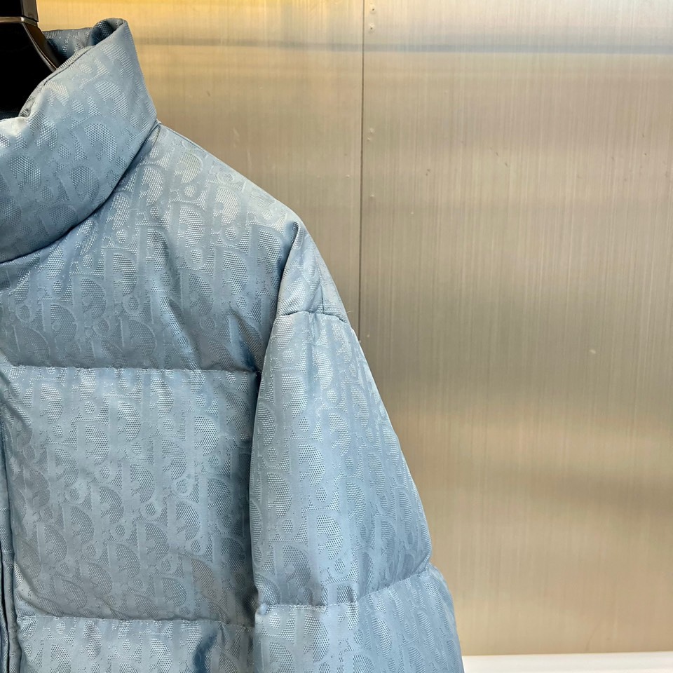 Dio迪奥（白鹅绒）、2025秋冬新品 DIOR羽绒服。浅蓝色短款设计搭配立领结构，通过精密拉链系统实现
