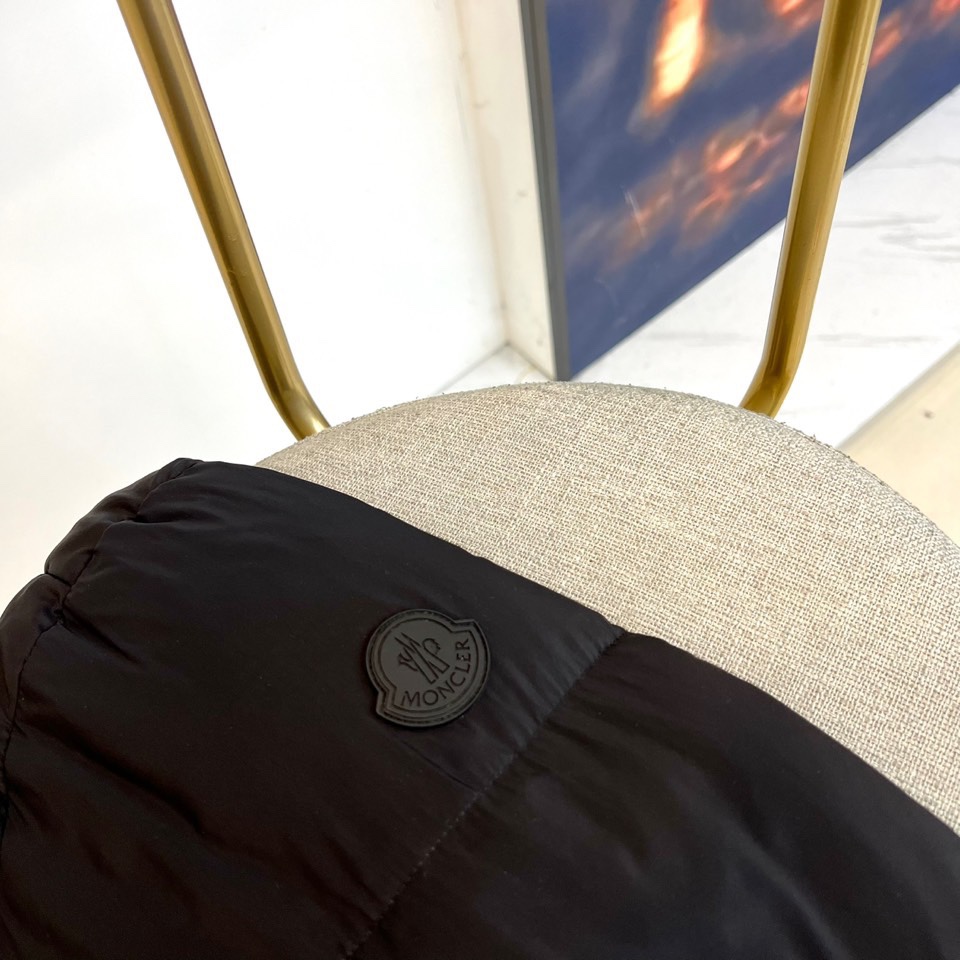 Mon蒙口（纯鹅绒）、2025秋冬新品 MONCLER双色轻羽系列。米白与黑色两款羽绒服均采用100%锦