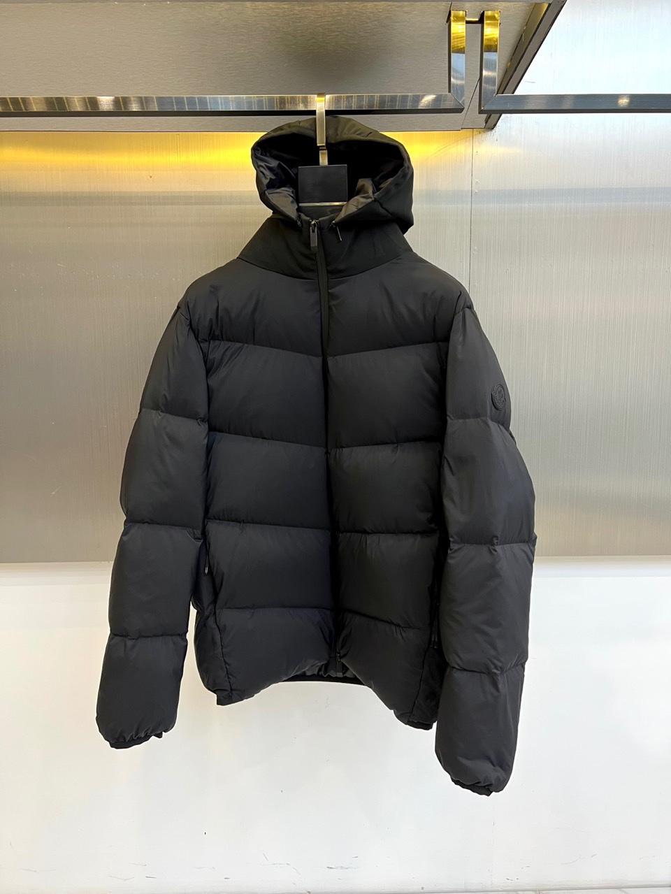 Mon蒙口（纯鹅绒）、2025秋冬新品 MONCLER双色轻羽系列。米白与黑色两款羽绒服均采用100%锦
