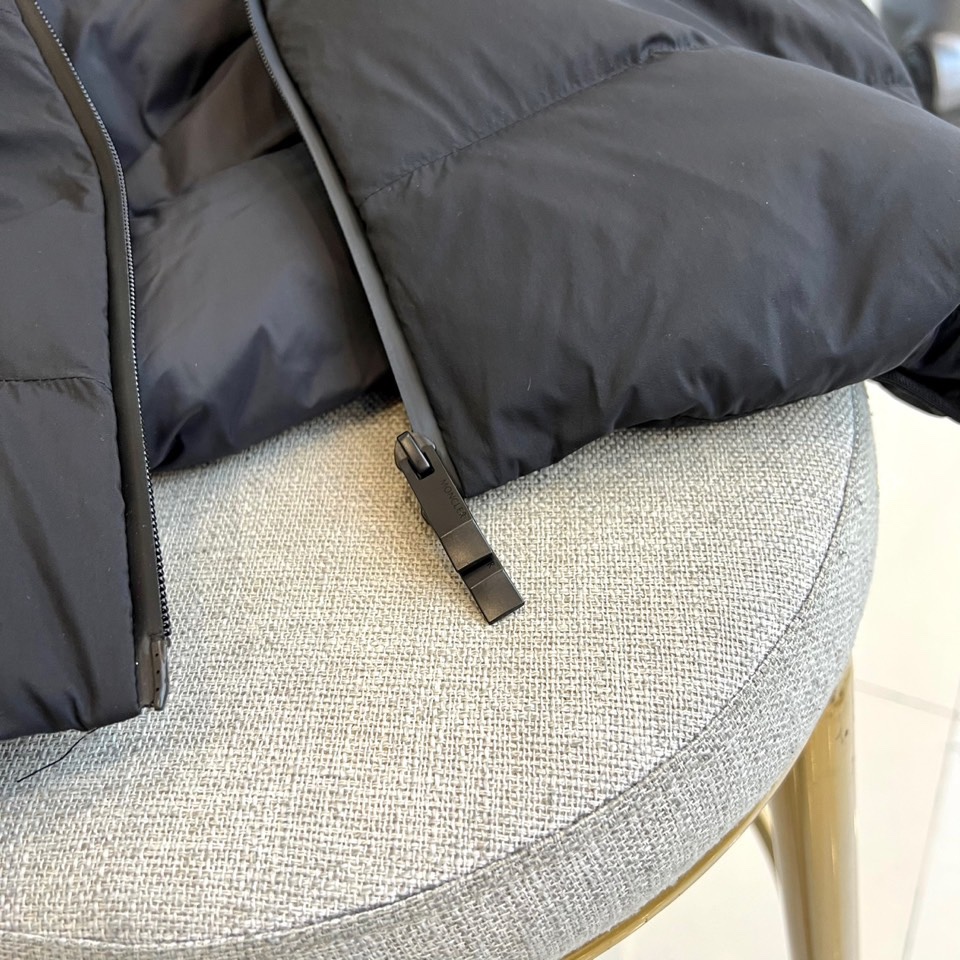 Mon蒙口（纯鹅绒）、2025秋冬新品 MONCLER双色轻羽系列。米白与黑色两款羽绒服均采用100%锦