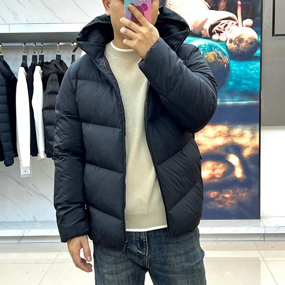 Mon蒙口（纯鹅绒）、2025秋冬新品 MONCLER双色轻羽系列。米白与黑色两款羽绒服均采用100%锦