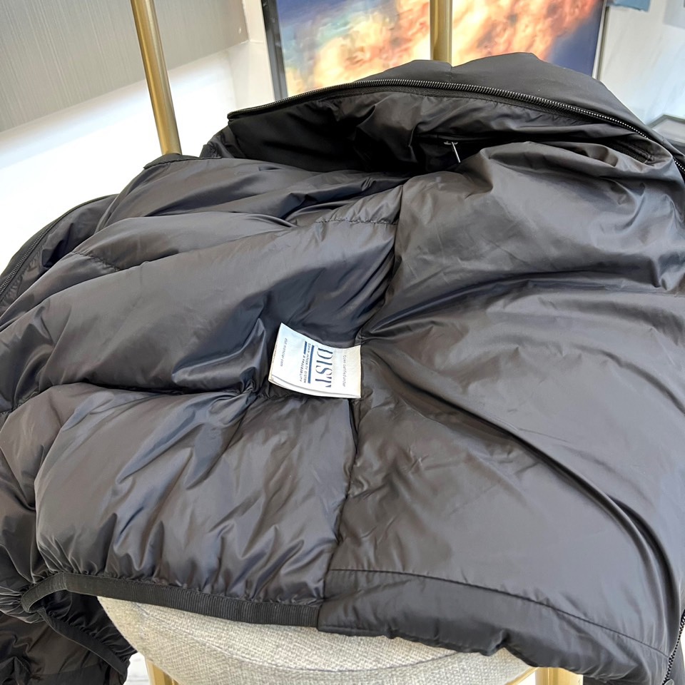 Mon蒙口（纯鹅绒）、2025秋冬新品 MONCLER双色轻羽系列。米白与黑色两款羽绒服均采用100%锦