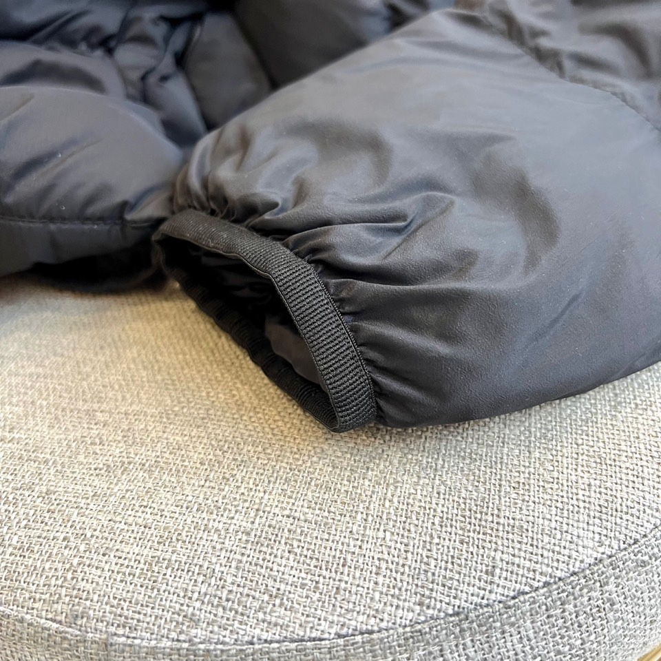 Mon蒙口（纯鹅绒）、2025秋冬新品 MONCLER双色轻羽系列。米白与黑色两款羽绒服均采用100%锦