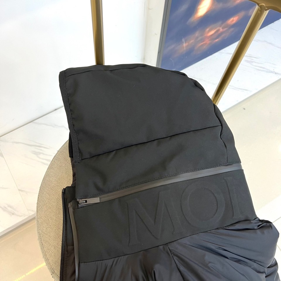 Mon蒙口（纯鹅绒）、2025秋冬新品 MONCLER双色轻羽系列。米白与黑色两款羽绒服均采用100%锦