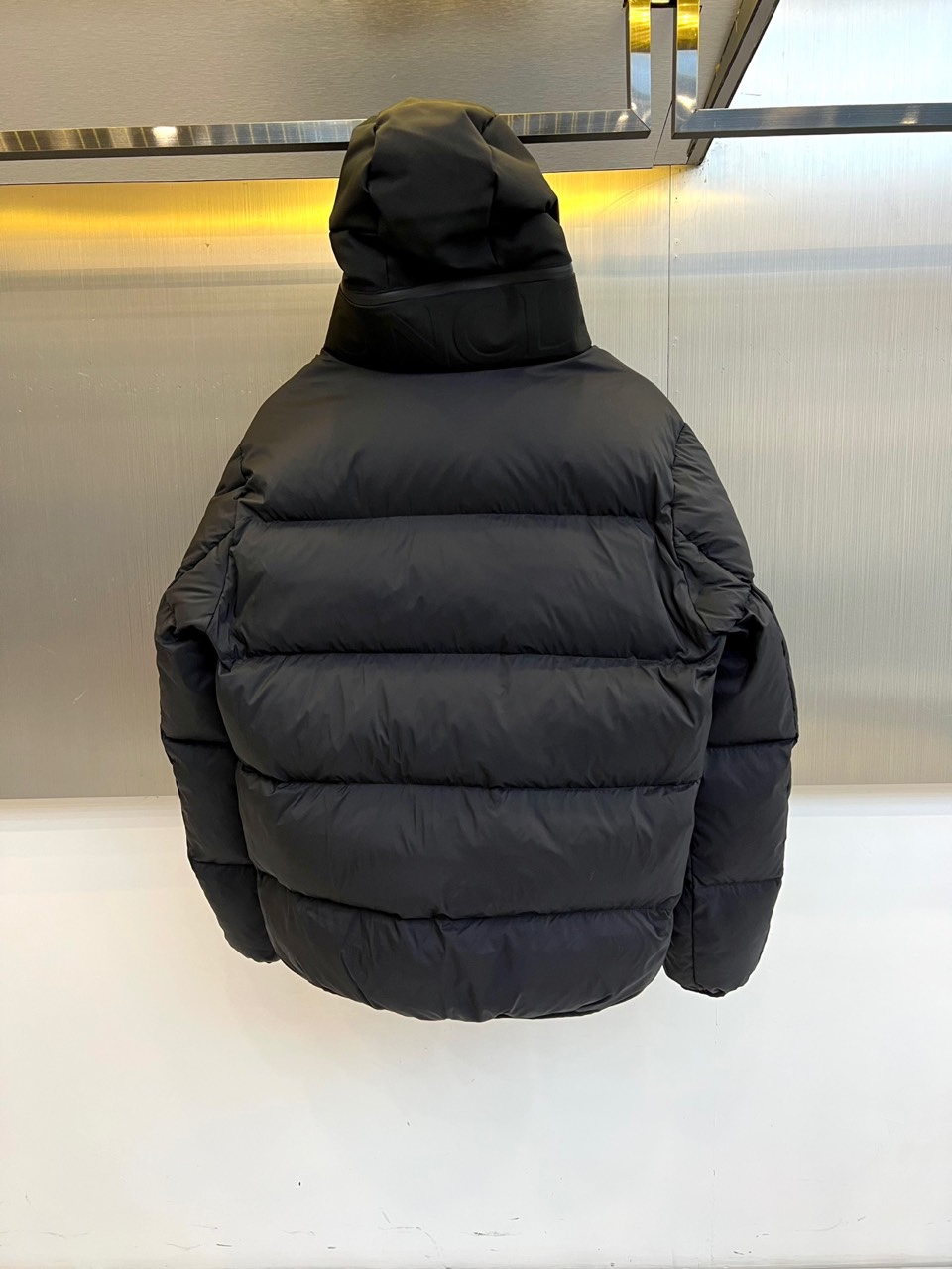 Mon蒙口（纯鹅绒）、2025秋冬新品 MONCLER双色轻羽系列。米白与黑色两款羽绒服均采用100%锦