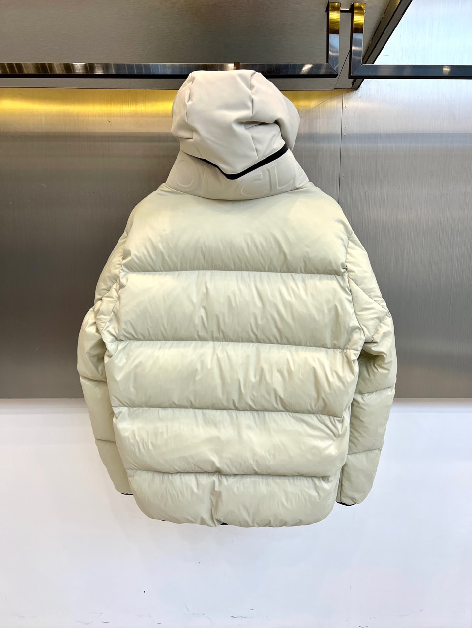 Mon蒙口（纯鹅绒）、2025秋冬新品 MONCLER双色轻羽系列。米白与黑色两款羽绒服均采用100%锦