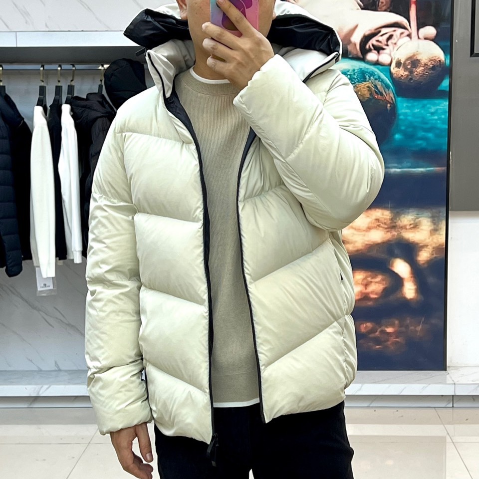 Mon蒙口（纯鹅绒）、2025秋冬新品 MONCLER双色轻羽系列。米白与黑色两款羽绒服均采用100%锦