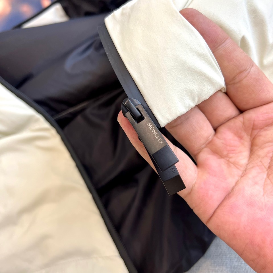 Mon蒙口（纯鹅绒）、2025秋冬新品 MONCLER双色轻羽系列。米白与黑色两款羽绒服均采用100%锦