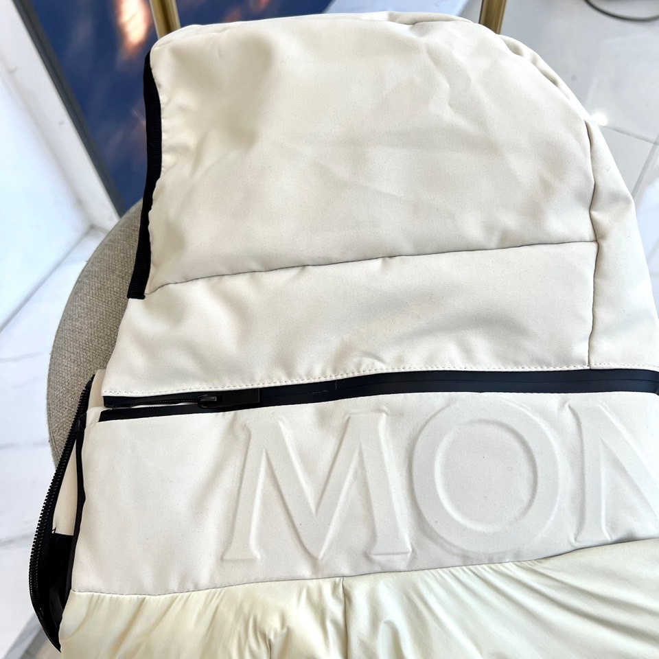 Mon蒙口（纯鹅绒）、2025秋冬新品 MONCLER双色轻羽系列。米白与黑色两款羽绒服均采用100%锦