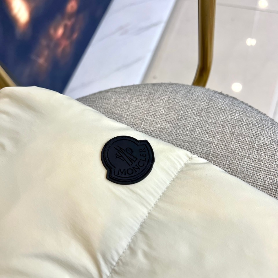 Mon蒙口（纯鹅绒）、2025秋冬新品 MONCLER双色轻羽系列。米白与黑色两款羽绒服均采用100%锦