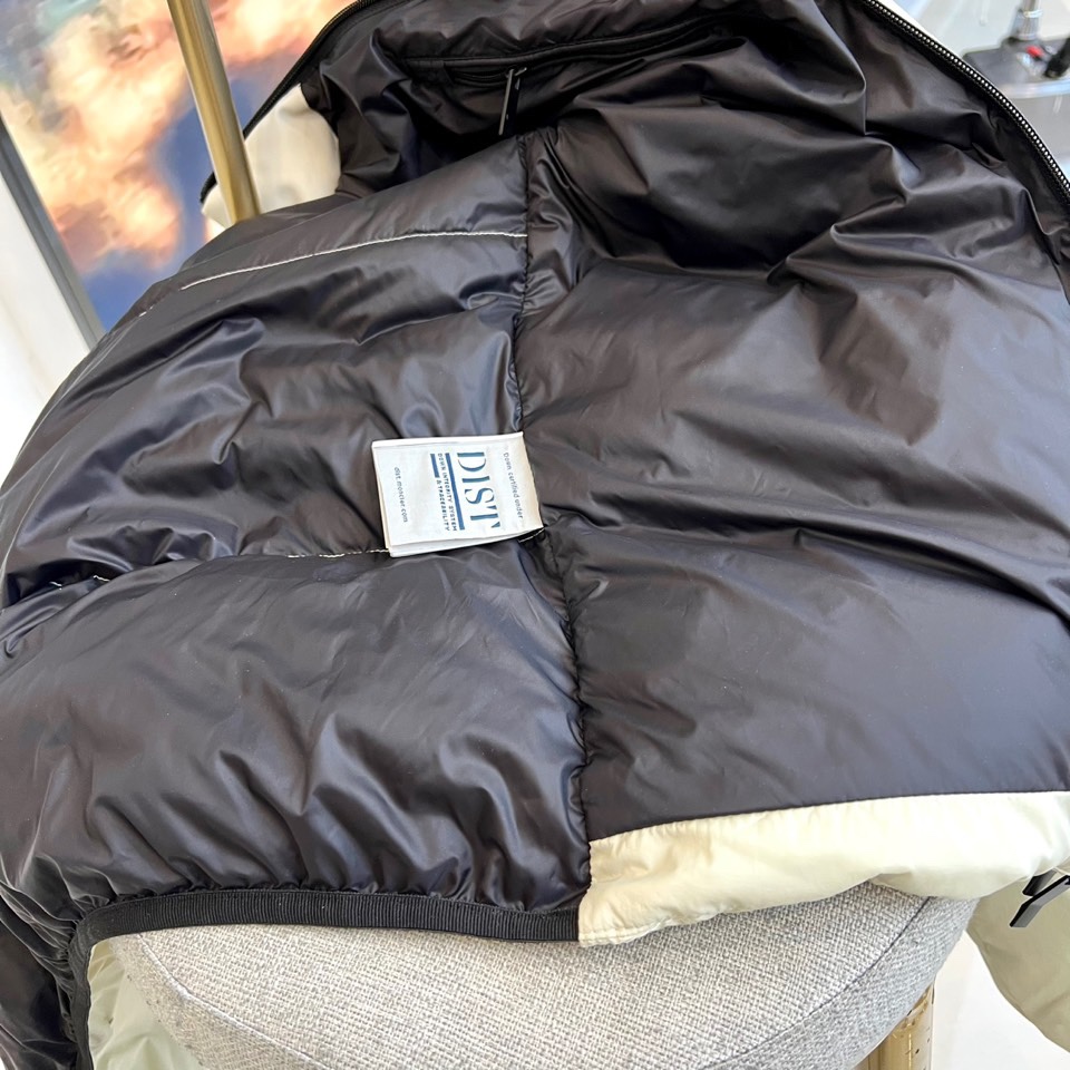 Mon蒙口（纯鹅绒）、2025秋冬新品 MONCLER双色轻羽系列。米白与黑色两款羽绒服均采用100%锦