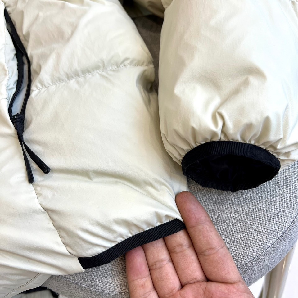 Mon蒙口（纯鹅绒）、2025秋冬新品 MONCLER双色轻羽系列。米白与黑色两款羽绒服均采用100%锦