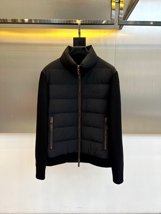 NO:726269,Zegna Zegna's new stand-collar down jacket for autumn and winter after the year has a stand-up collar design with a precision zipper opening and closing system. The innovative down and knitted splicing structure is used to fill the torso with 90 white duck down to achieve core warmth. The sleeves and arms are made of high-elastic knitted material to ensure freedom of movement. The brand logo is embossed on the left chest, and the invisible zipper pockets on both sides are both practical and smooth.  The outer layer of the fabric is made of polyamide fiber, which is windproof and waterproof; the lining is made of a scientific ratio of 91 polyamide + 9 elastic fibers to improve wearing comfort. The Turkish manufacturing process ensures precision quality, and the multiple colors are available to meet different style needs (off-white/brown/dark purple/black/dark gray/navy blue). It can be paired with formal pants to create a business casual look, or to meet the protection needs of outdoor scenes.  From material innovation to splicing technology, Zegna's design philosophy of integrating Italian precision genes with practical technology is interpreted. 48-56 (model weighs 173,143 pounds, upper body size 50),,zegna,down jacket,19860909年后 Zegna杰尼亚、秋冬新品立领羽绒服,立领设计搭配精密拉链开合系统.创新采用羽绒与针织拼接结构躯干部分填充90白鸭绒实现核心保暖,袖臂采用高弹针织材质确保活动自由度.左胸压印品牌标识,两侧隐形拉链口袋兼顾实用性与流畅线条. 面料外层为聚酰胺纤维,具备防风防水功能；里料采用91聚酰胺+9弹性纤维的科学配比,提升穿着舒适度.土耳其制造工艺确保精工品质,多色选择满足不同风格需求（米白/棕/深紫/黑/深灰/藏蓝）.可搭配正装裤打造商务休闲造型,或应对户外场景的防护需求. 从材质创新到拼接工艺,诠释杰尼亚将意式精工基因与实用科技相融的设计哲学.48-56（模特173,143斤上身50码）,,zegna,down jacket,,Men's clothing
