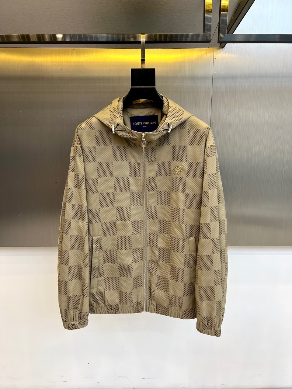 NO:601521,1v Louis Vuitton's new autumn/winter 2025 jacket uses a classic khaki plaid pattern to create a modern look that combines casual and urban styles. It has a hooded design and is decorated with exquisite metal fasteners, adding practicality and detail highlights. The main body of the body is made of polyester fiber technical fabric, ensuring excellent stiffness and windproof performance. The front zipper opens smoothly and neatly, and the golden LV logo embroidery on the left chest is a low-key and eye-catching highlight of the brand identity.  The cuff design of the cuffs and hem not only provides better thermal insulation, but also makes the silhouette more streamlined. The overall design perfectly blends outdoor functionality with Louis Vuitton's unique luxury and fashionable atmosphere. Whether it is daily travel or urban exploration, it can easily improve the texture and taste of the overall outfit. It is an ideal fashion item to cope with the changing autumn and winter climate. 48-56 (model 173, 143 pounds, upper body size 50),, louis  vuitton,louis vuitton,jackets & coats,hats,alexander wang198609091v路易威登2025秋冬新品夹克以经典的卡其色格纹图案打造出兼具休闲与都市风格的现代造型.它采用连帽设计,并饰有精致的金属扣件,增添实用性与细节亮点.衣身主体选用聚酯纤维科技面料,确保了出色的挺括感与防风性能.正面拉链开合顺滑利落,左侧胸前的金色LV标志刺绣低调而醒目地彰显品牌身份.袖口与下摆的收口设计不仅提供了更好的保暖效果,也令版型更显利落.整体设计完美融合了户外机能感与路易威登独有的奢华时尚气息,无论是日常出行还是都市探索,都能轻松提升整体穿搭的质感与品味,是应对多变秋冬气候的理想时尚单品.48-56（模特173,143斤上身50码）,,louis vuitton,louis vuitton,jackets & coats,hats,alexander wang,Men's clothing