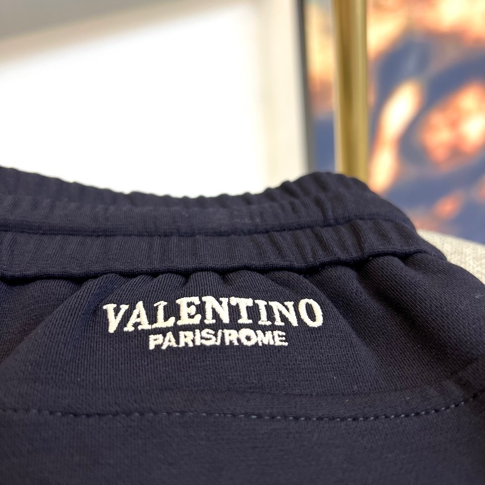 VT华伦天奴、2025秋冬新品风格休闲裤。这款束脚休闲裤采用华伦天奴标志性设计，裤腰配有黑色抽绳并印有白