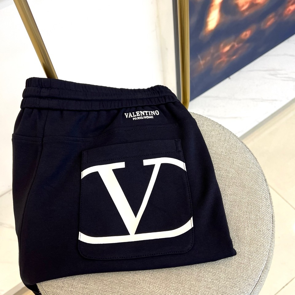 VT华伦天奴、2025秋冬新品风格休闲裤。这款束脚休闲裤采用华伦天奴标志性设计，裤腰配有黑色抽绳并印有白