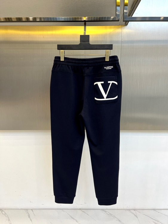 VT华伦天奴、2025秋冬新品风格休闲裤。这款束脚休闲裤采用华伦天奴标志性设计，裤腰配有黑色抽绳并印有白