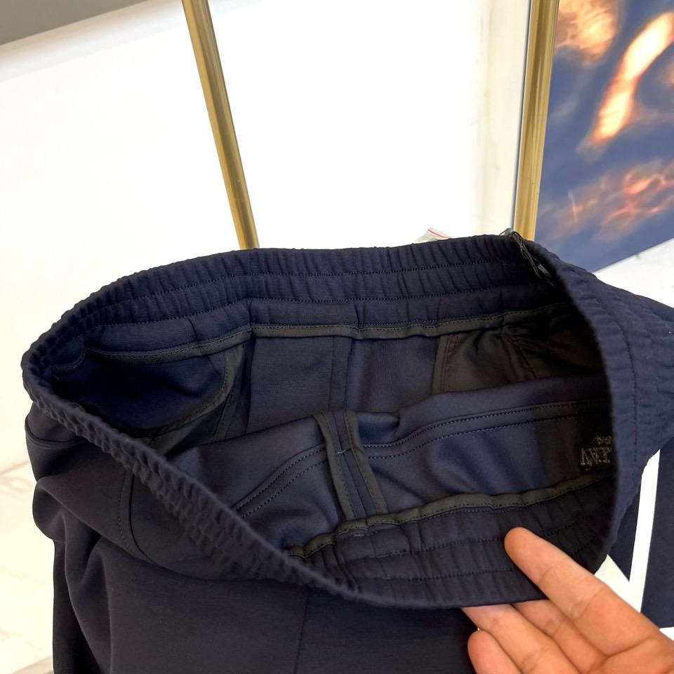 VT华伦天奴、2025秋冬新品风格休闲裤。这款束脚休闲裤采用华伦天奴标志性设计，裤腰配有黑色抽绳并印有白