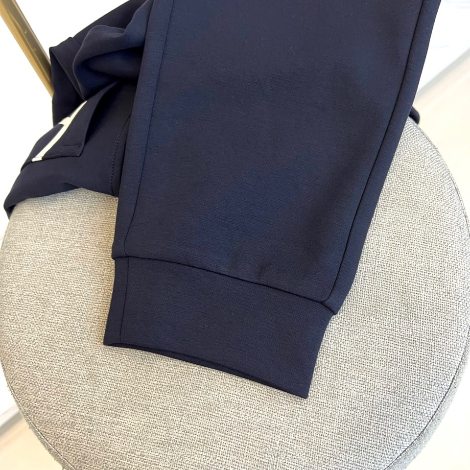 VT华伦天奴、2025秋冬新品风格休闲裤。这款束脚休闲裤采用华伦天奴标志性设计，裤腰配有黑色抽绳并印有白