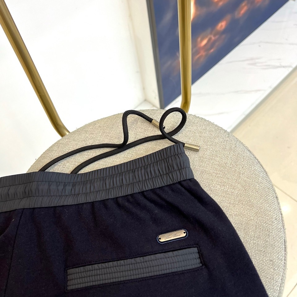 Loro Piana诺悠翩雅、2025秋冬新品男士休闲裤，以深邃灰色诠释现代简约美学。采用松紧腰头设计，