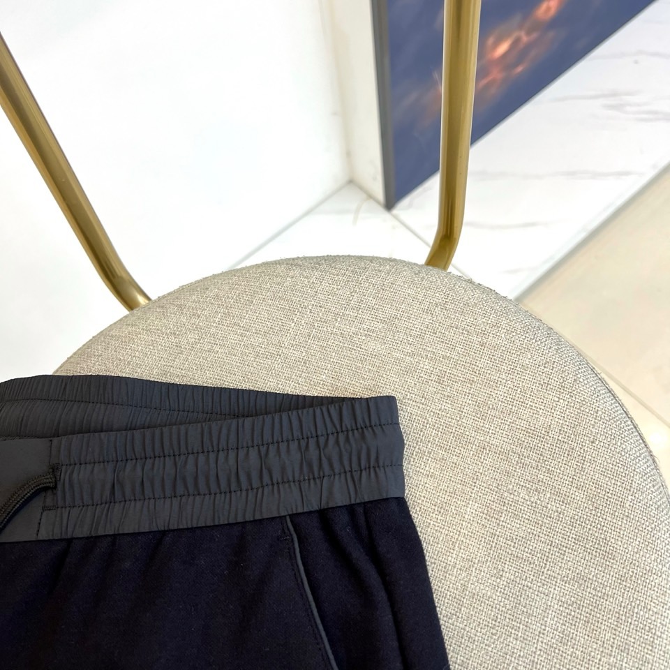 Loro Piana诺悠翩雅、2025秋冬新品男士休闲裤，以深邃灰色诠释现代简约美学。采用松紧腰头设计，