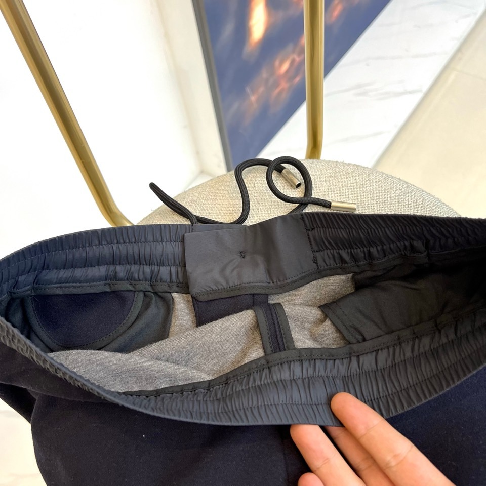 Loro Piana诺悠翩雅、2025秋冬新品男士休闲裤，以深邃灰色诠释现代简约美学。采用松紧腰头设计，