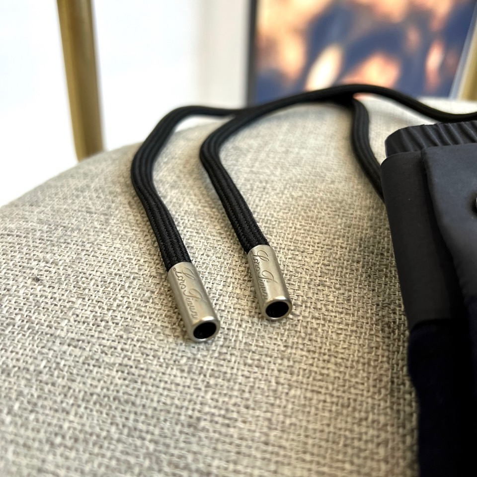 Loro Piana诺悠翩雅、2025秋冬新品男士休闲裤，以深邃灰色诠释现代简约美学。采用松紧腰头设计，