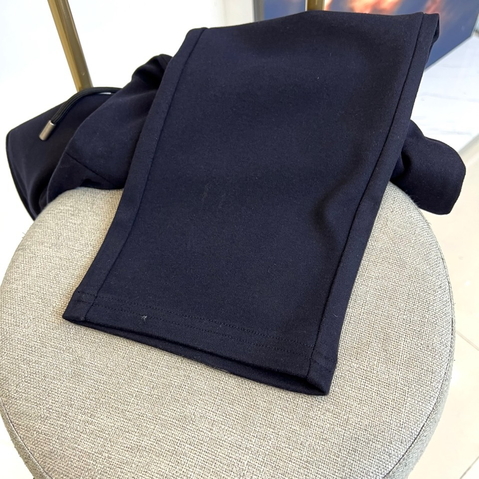 Loro Piana诺悠翩雅、2025秋冬新品男士休闲裤，以深邃灰色诠释现代简约美学。采用松紧腰头设计，