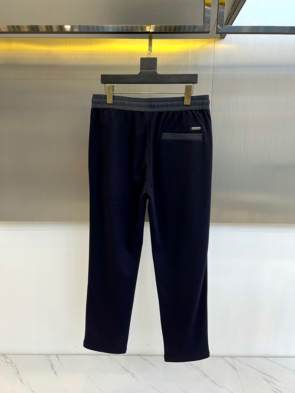 Loro Piana诺悠翩雅、2025秋冬新品男士休闲裤，以深邃灰色诠释现代简约美学。采用松紧腰头设计，