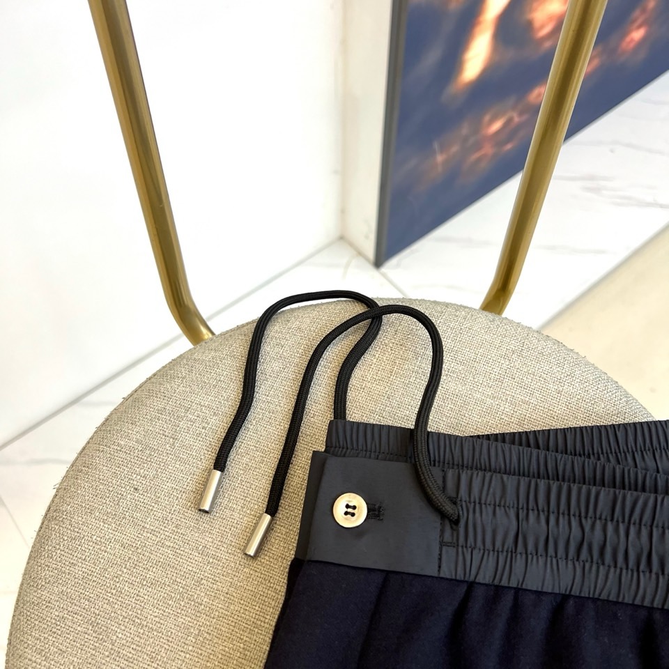 Loro Piana诺悠翩雅、2025秋冬新品男士休闲裤，以深邃灰色诠释现代简约美学。采用松紧腰头设计，