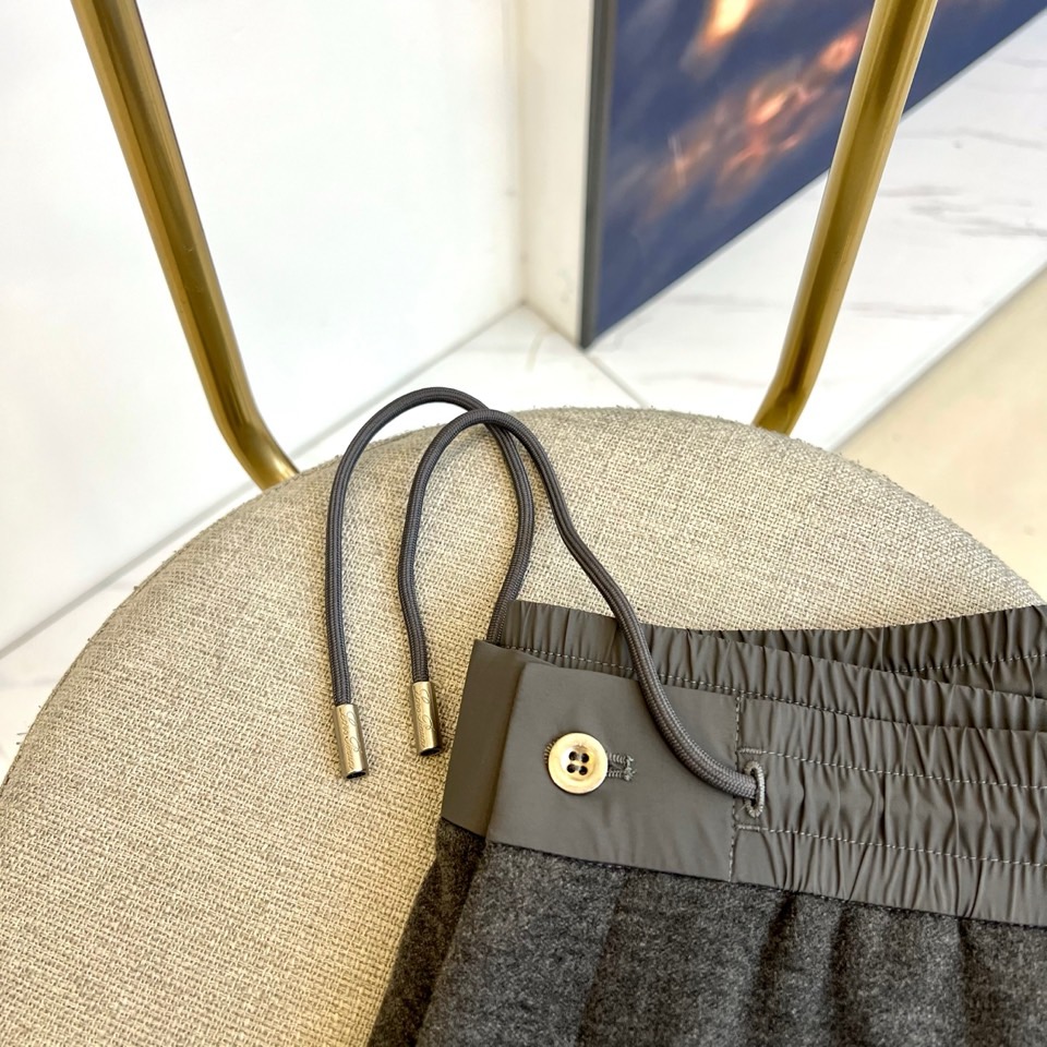 Loro Piana诺悠翩雅、2025秋冬新品男士休闲裤，以深邃灰色诠释现代简约美学。采用松紧腰头设计，