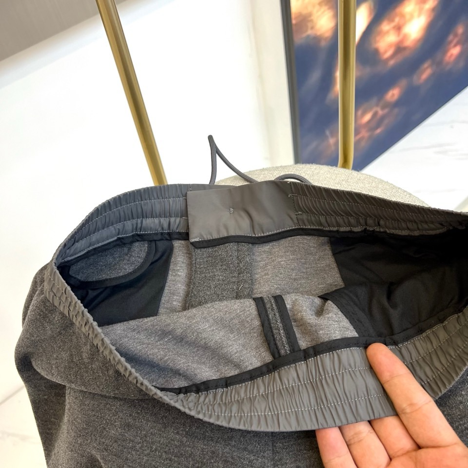 Loro Piana诺悠翩雅、2025秋冬新品男士休闲裤，以深邃灰色诠释现代简约美学。采用松紧腰头设计，