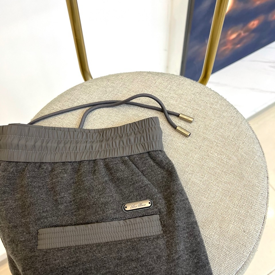 Loro Piana诺悠翩雅、2025秋冬新品男士休闲裤，以深邃灰色诠释现代简约美学。采用松紧腰头设计，