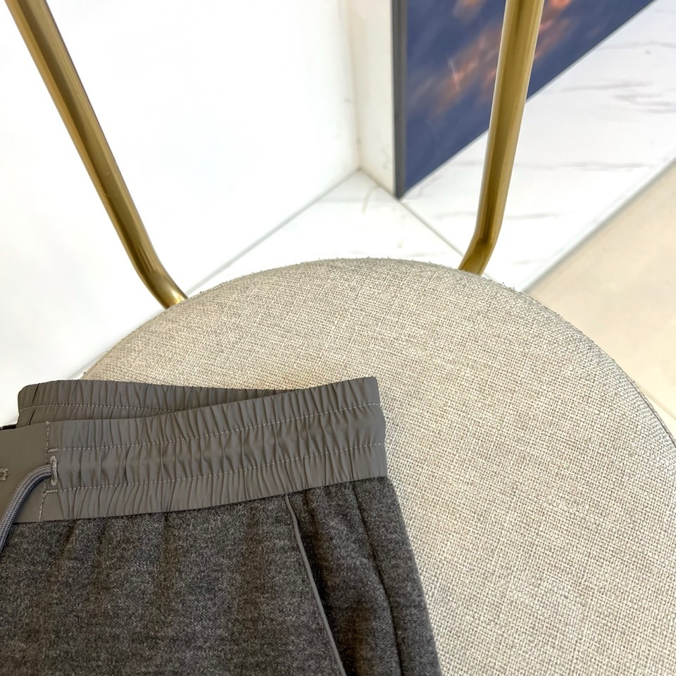 Loro Piana诺悠翩雅、2025秋冬新品男士休闲裤，以深邃灰色诠释现代简约美学。采用松紧腰头设计，