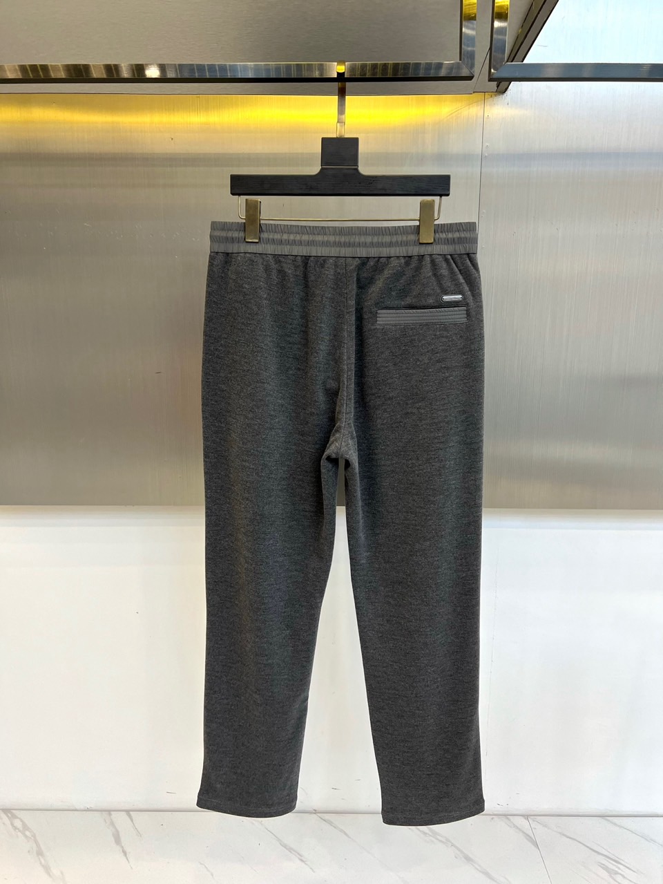 Loro Piana诺悠翩雅、2025秋冬新品男士休闲裤，以深邃灰色诠释现代简约美学。采用松紧腰头设计，