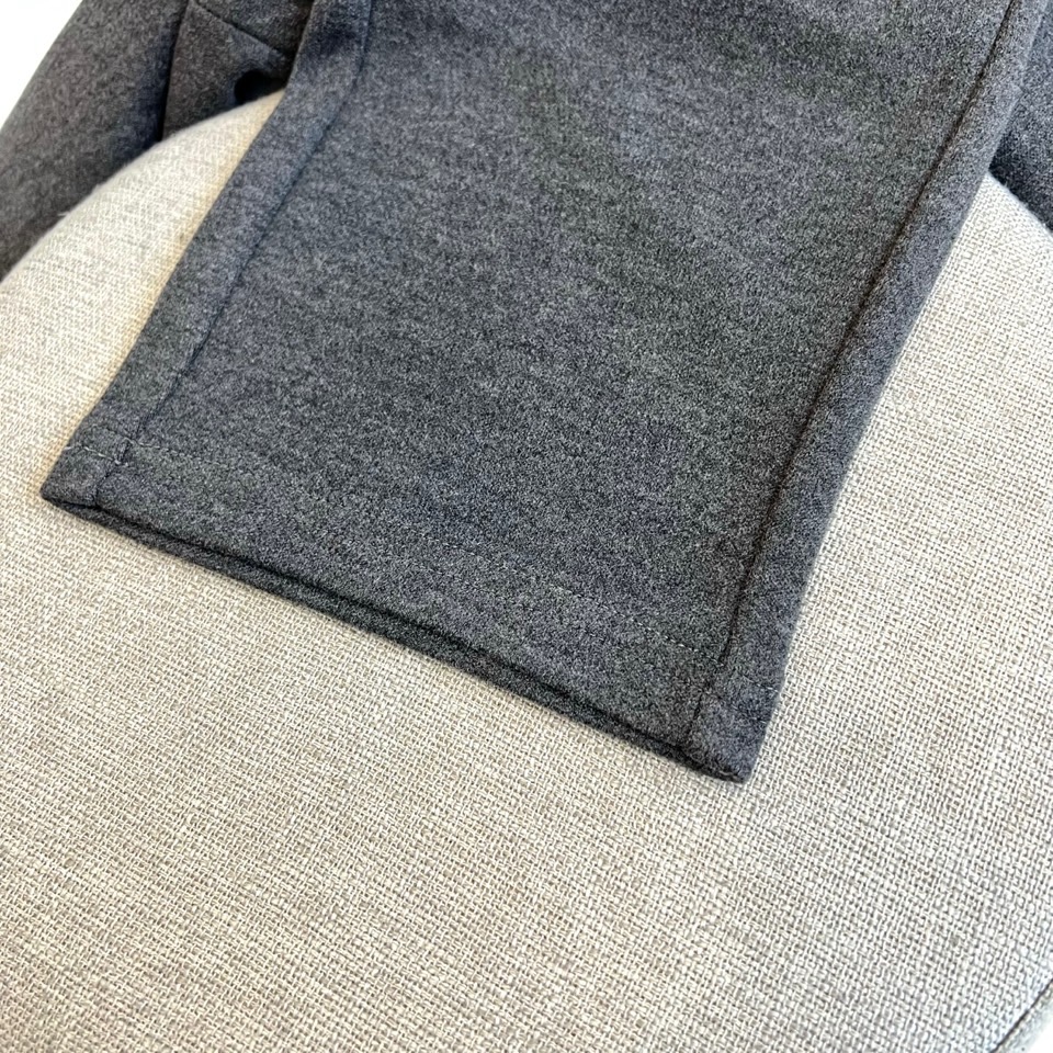 Loro Piana诺悠翩雅、2025秋冬新品男士休闲裤，以深邃灰色诠释现代简约美学。采用松紧腰头设计，