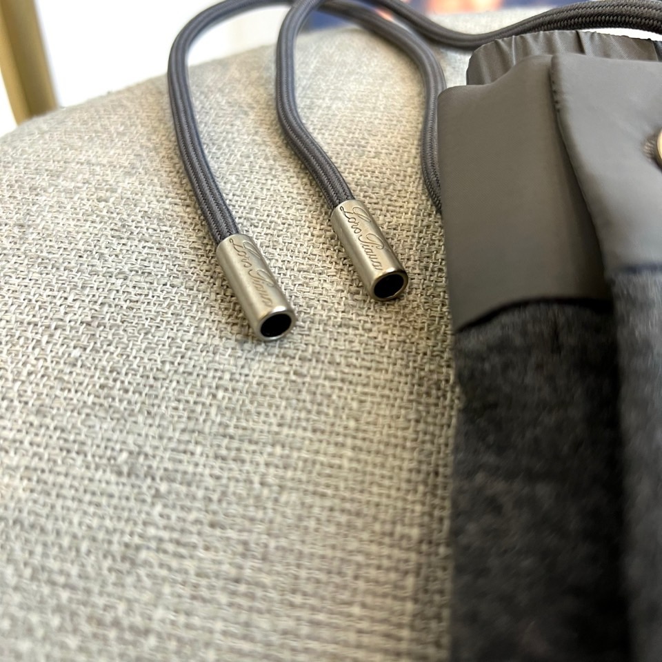 Loro Piana诺悠翩雅、2025秋冬新品男士休闲裤，以深邃灰色诠释现代简约美学。采用松紧腰头设计，