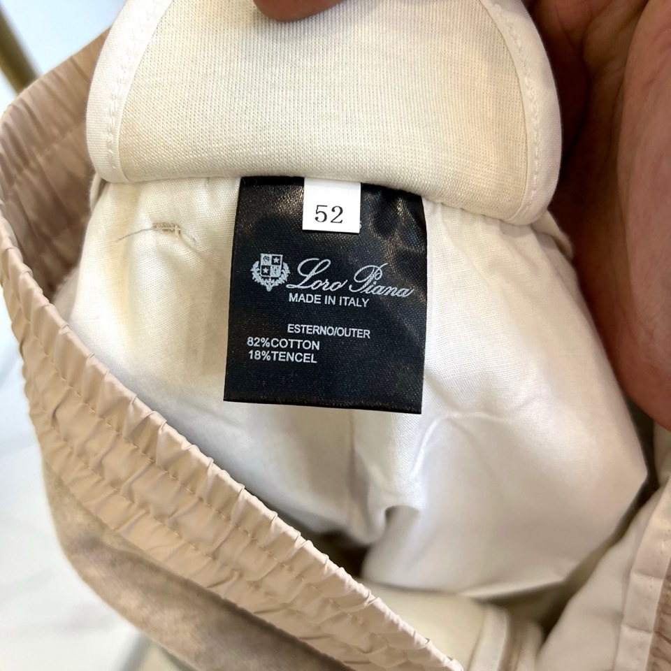 Loro Piana诺悠翩雅、2025秋冬新品男士休闲裤，以深邃灰色诠释现代简约美学。采用松紧腰头设计，