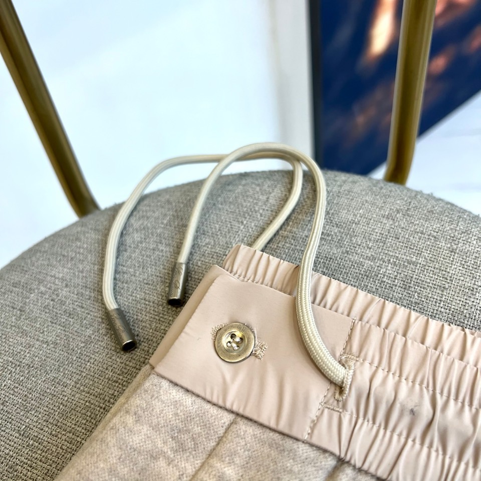 Loro Piana诺悠翩雅、2025秋冬新品男士休闲裤，以深邃灰色诠释现代简约美学。采用松紧腰头设计，