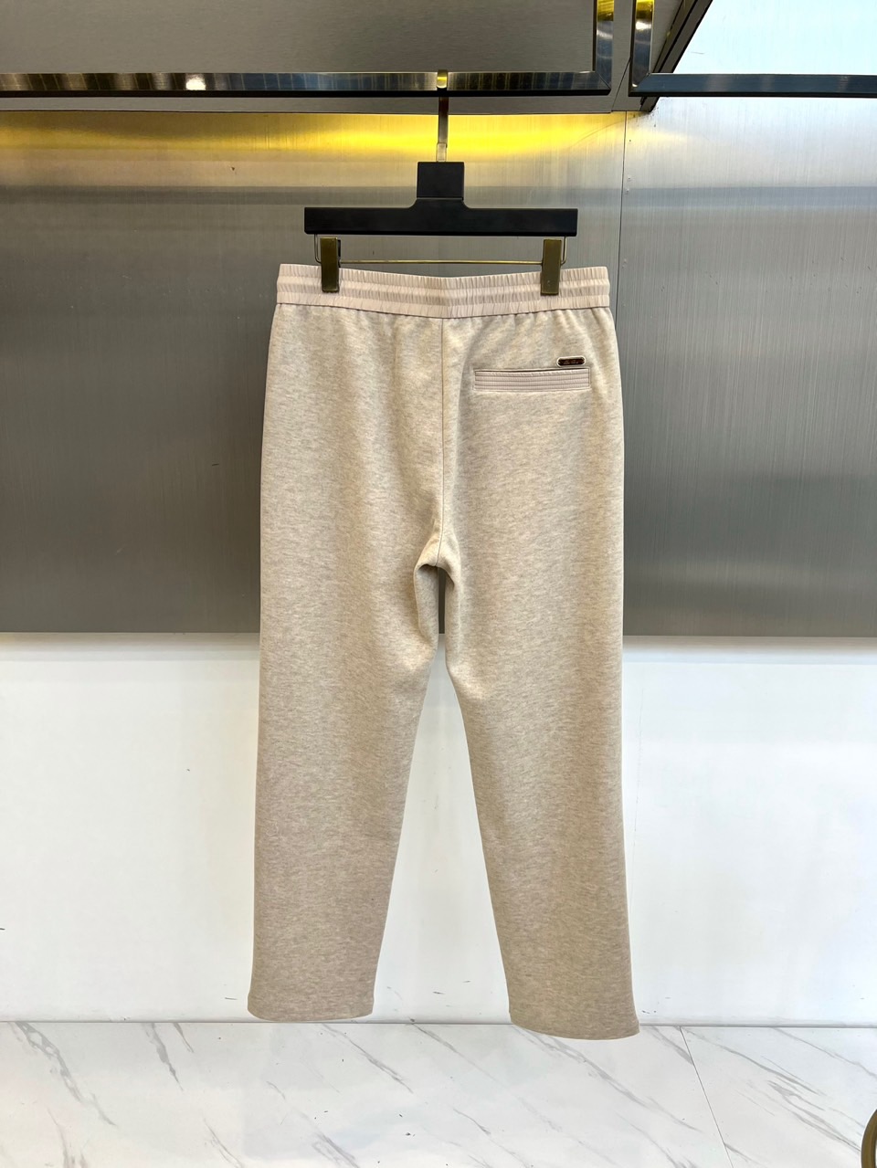 Loro Piana诺悠翩雅、2025秋冬新品男士休闲裤，以深邃灰色诠释现代简约美学。采用松紧腰头设计，