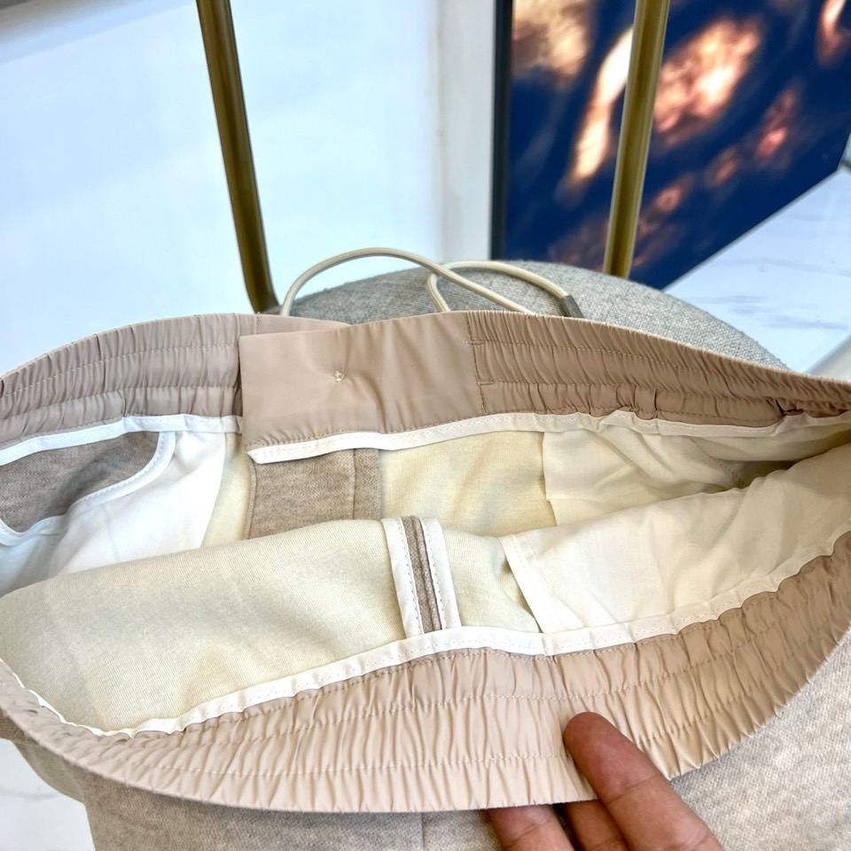 Loro Piana诺悠翩雅、2025秋冬新品男士休闲裤，以深邃灰色诠释现代简约美学。采用松紧腰头设计，