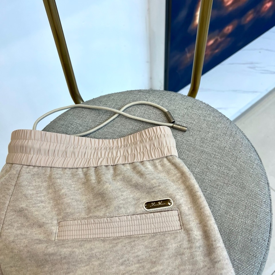 Loro Piana诺悠翩雅、2025秋冬新品男士休闲裤，以深邃灰色诠释现代简约美学。采用松紧腰头设计，